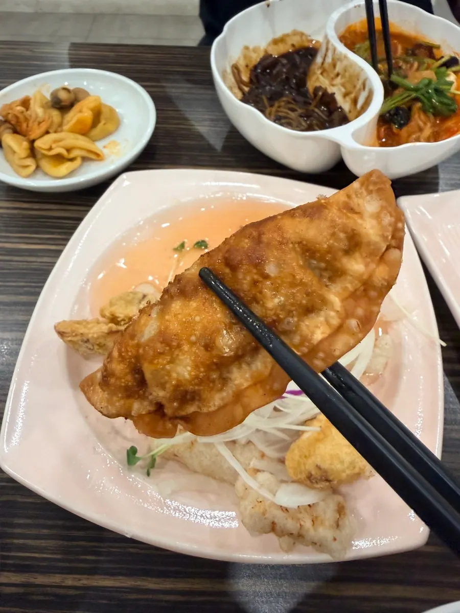 소스를 찍은 찹쌀탕수육 단면