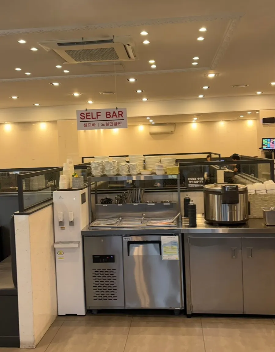 Spacious and pleasant dining hall tables