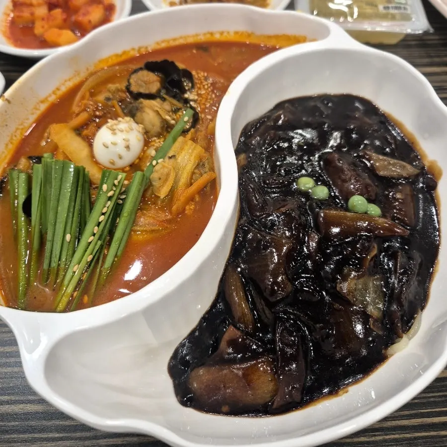 짬뽕과 짜장면이 함께 담긴 짬짜면