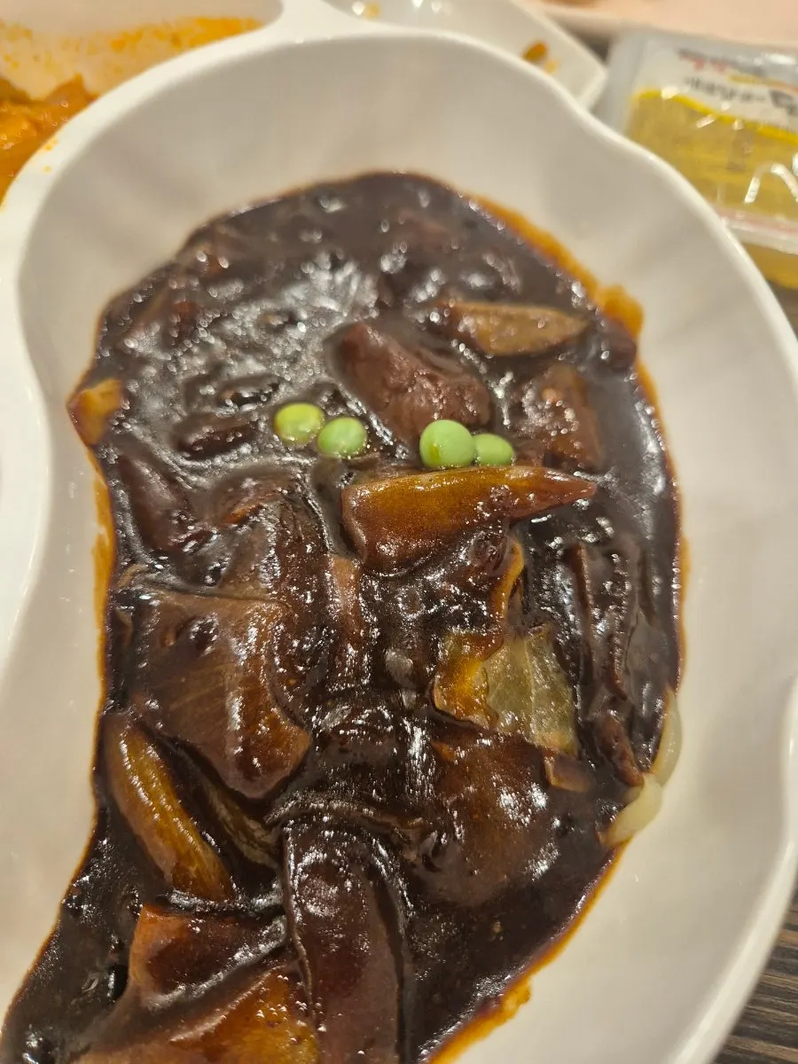 짬짜면의 짜장면 부분