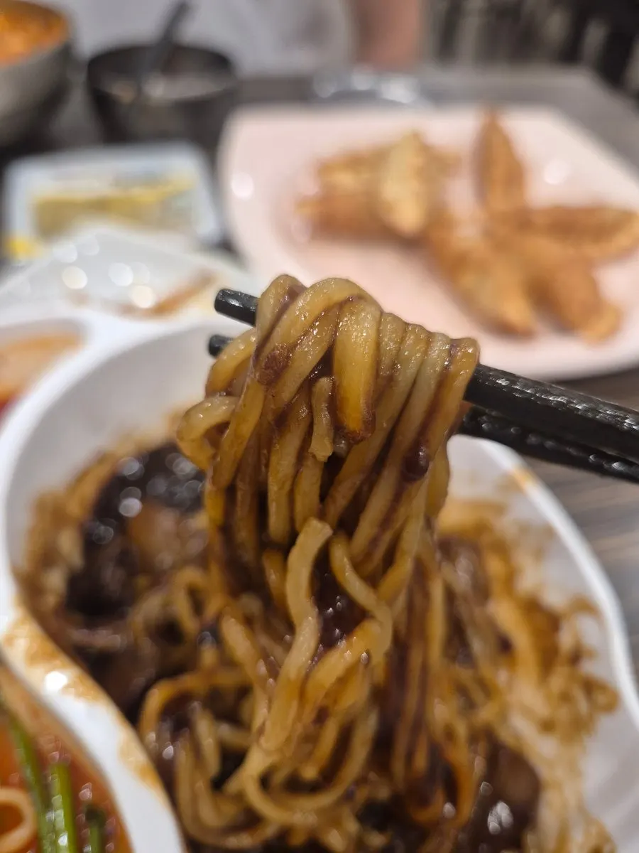 짜장 소스를 비빈 면