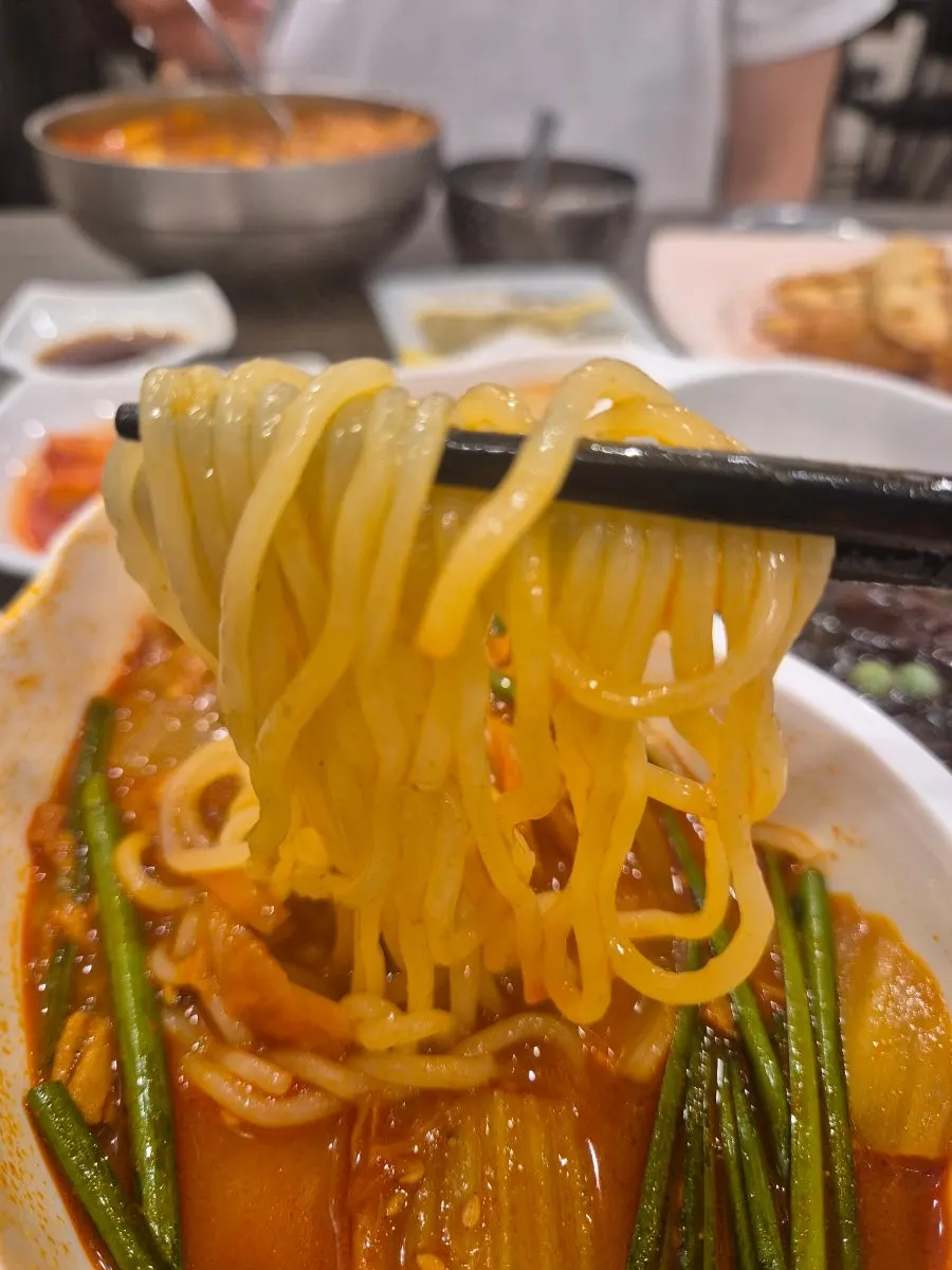 숟가락으로 뜬 짬뽕 국물