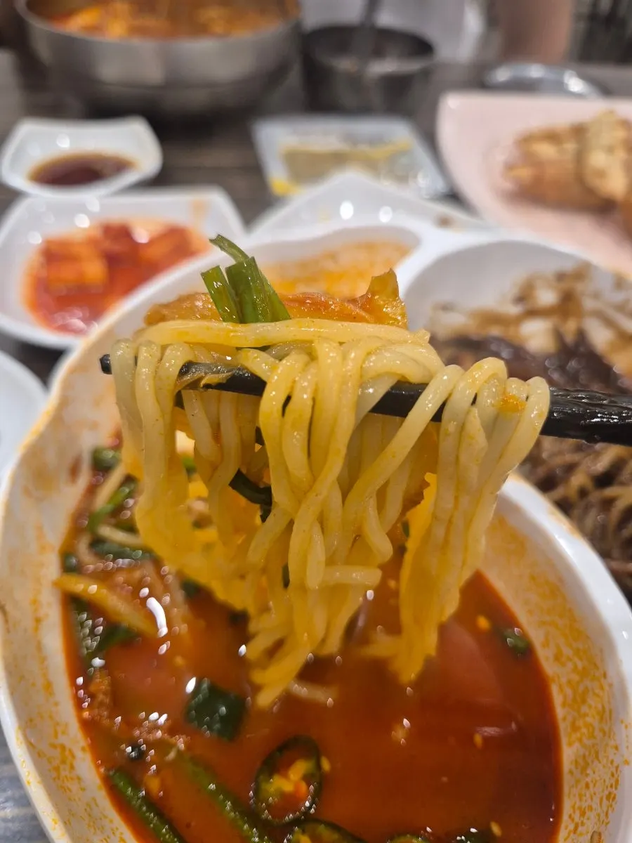 짬뽕 면과 해물을 함께 집은 모습