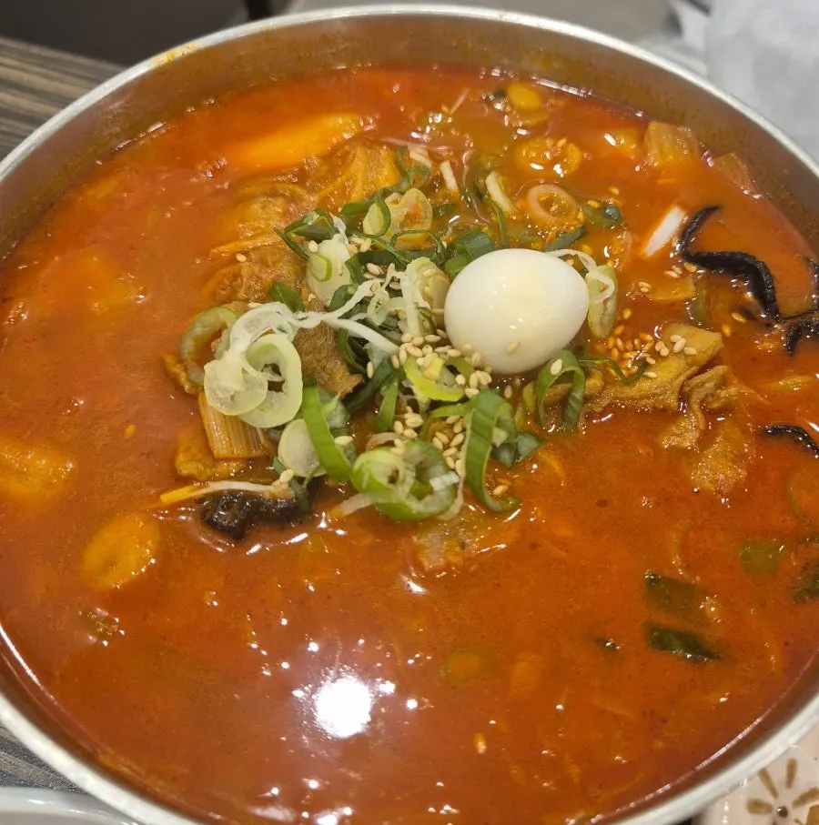 테이블에 차려진 짬짜면과 짬뽕순두부