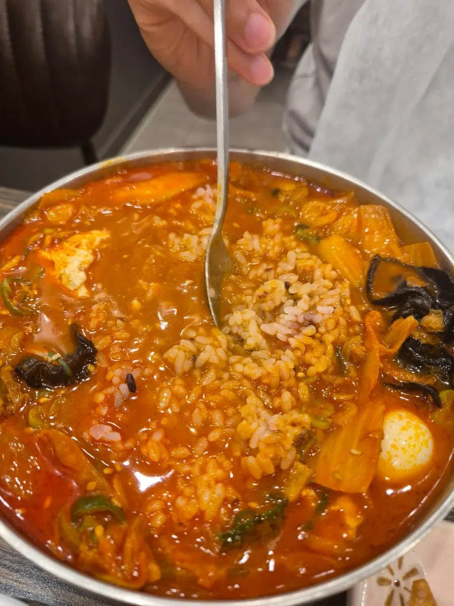 짬뽕순두부 국물에 밥을 말아 먹는 모습