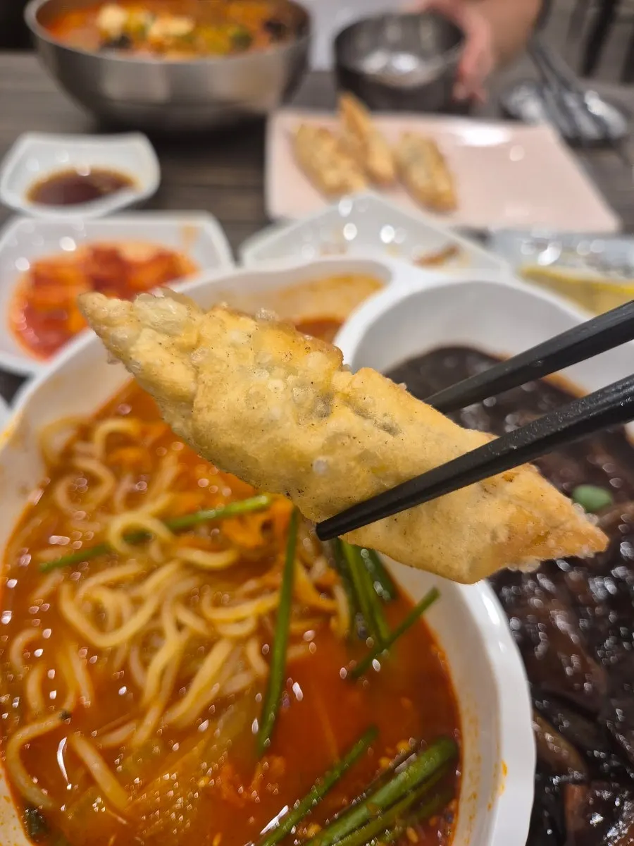 속이 꽉 찬 군만두 단면