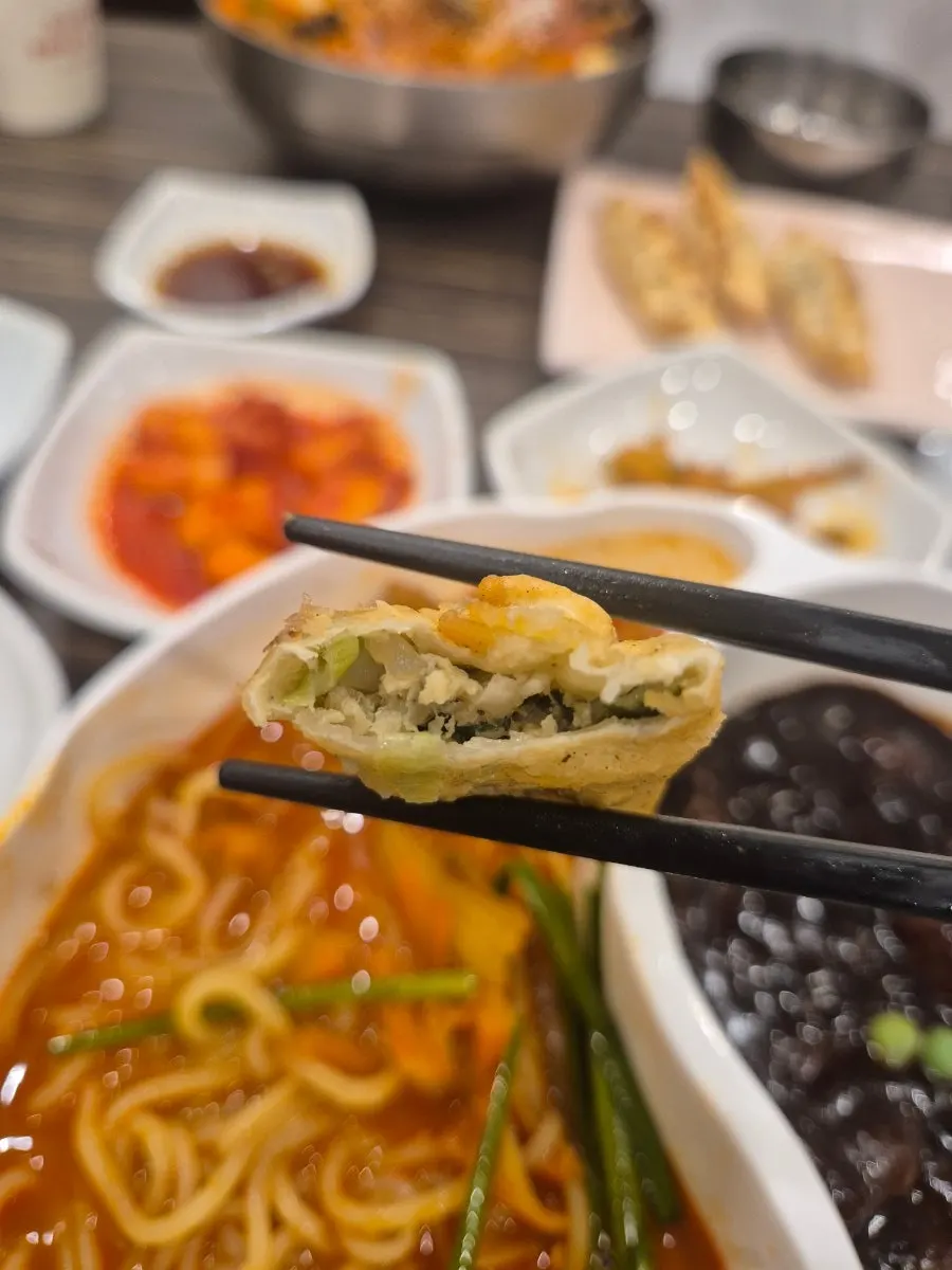 군만두를 반으로 가른 만두소