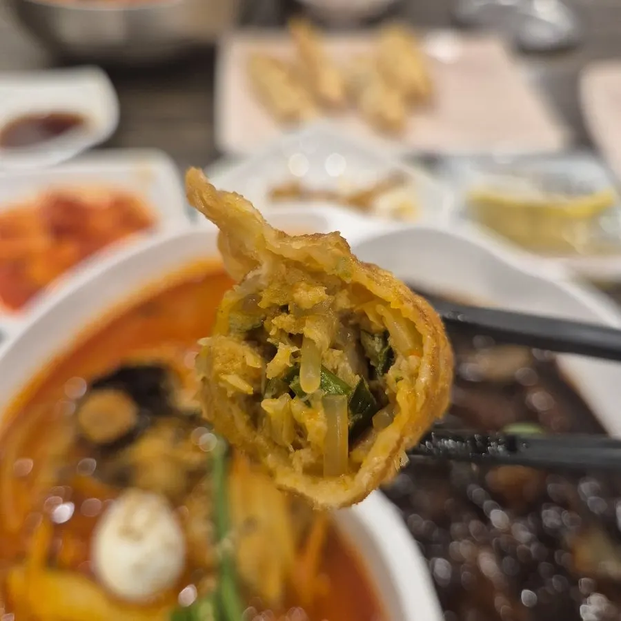 일반 군만두와 짬뽕군만두를 함께 놓은 상차림