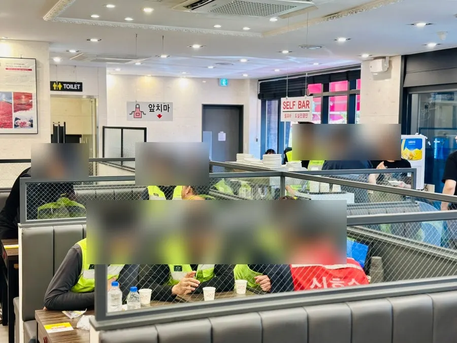 Spacious tables inside Jjamppong Jijeon Seooreung Branch