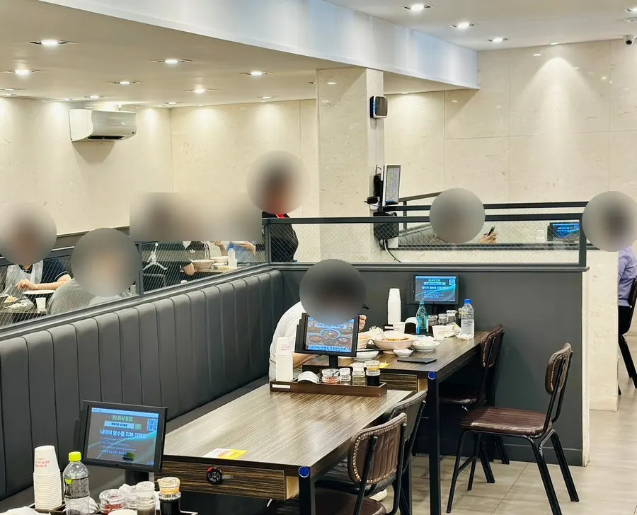 View of the seating area at Jjamppong Jijeon Seooreung Branch