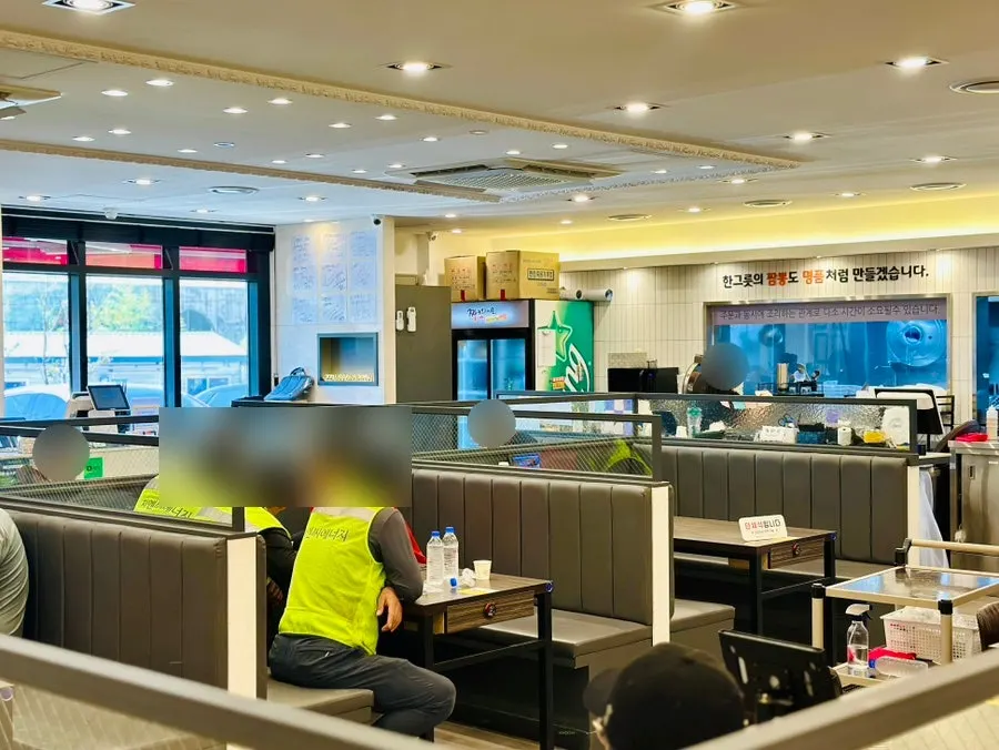 Seating arrangement inside Jjamppong Jijeon Seooreung Branch