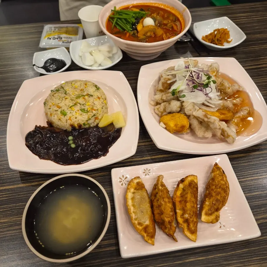 테이블에 차려진 짬뽕과 탕수육 한 상
