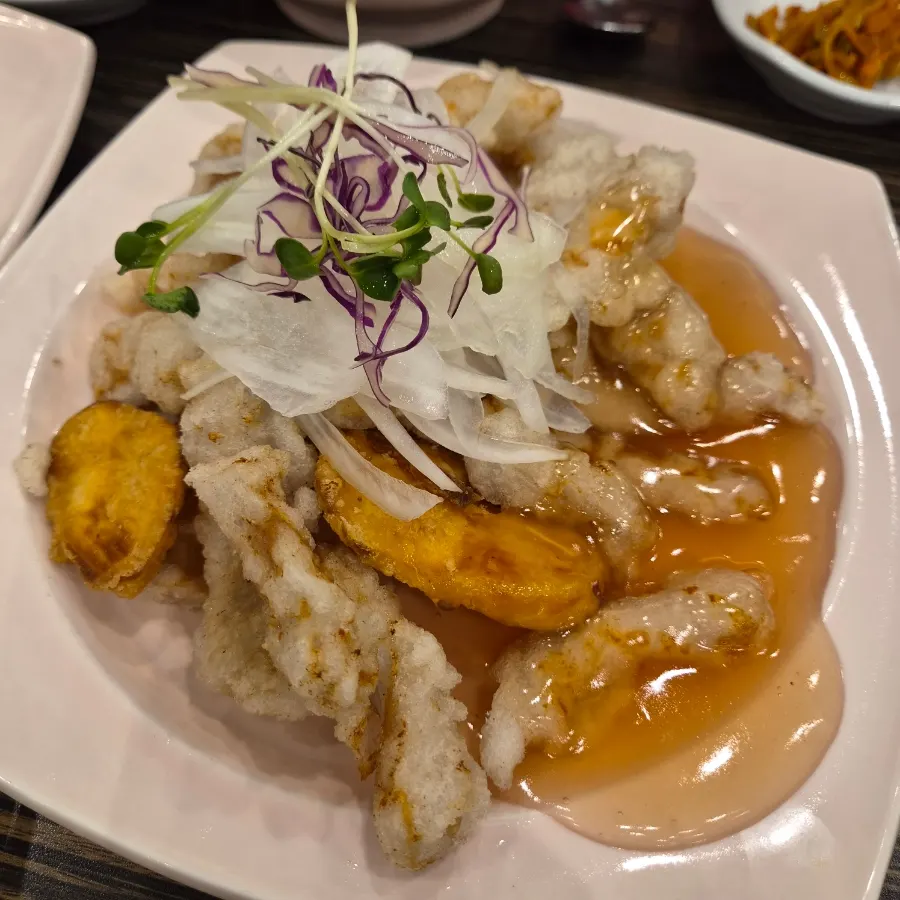 접시에 담긴 찹쌀탕수육