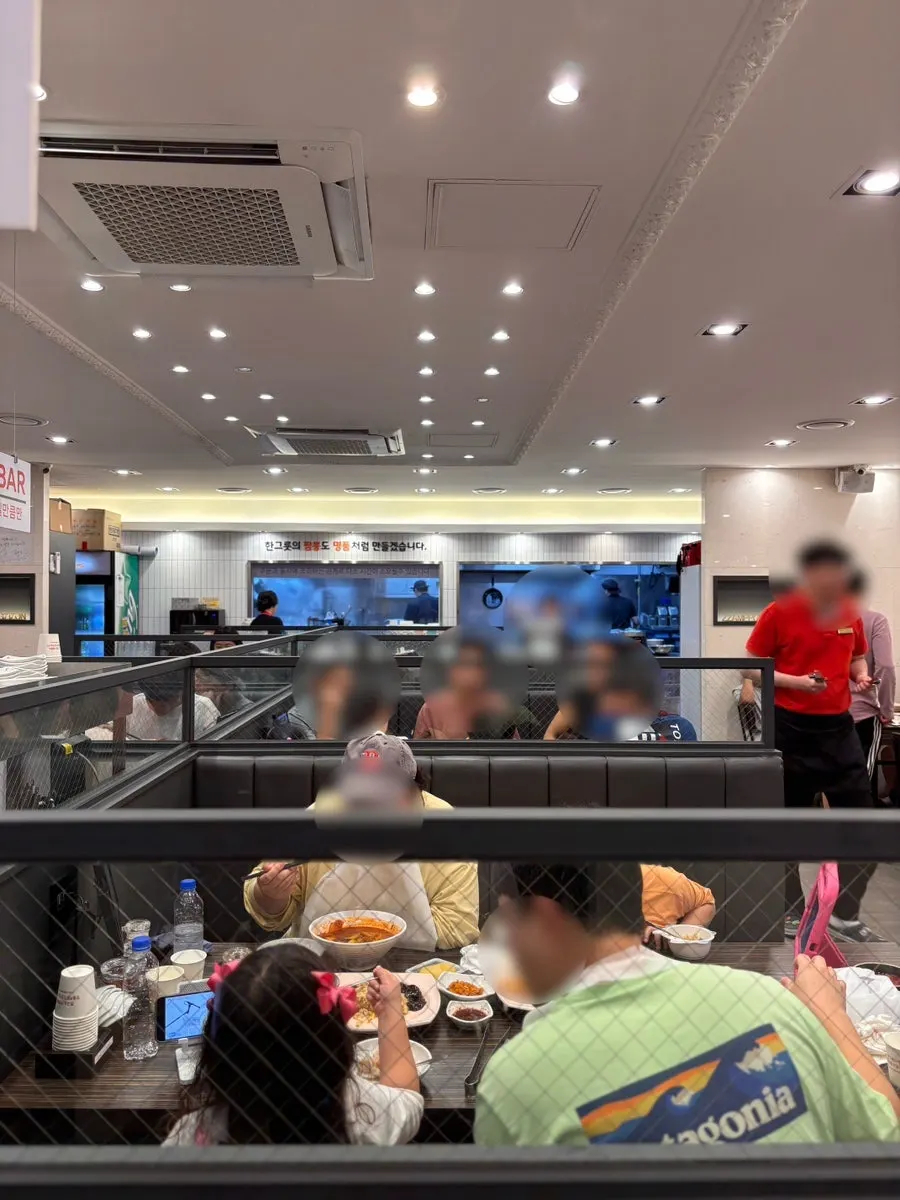 여유 있는 테이블 간격의 홀
