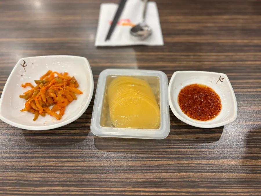 단무지와 짜사이가 놓인 기본 상차림