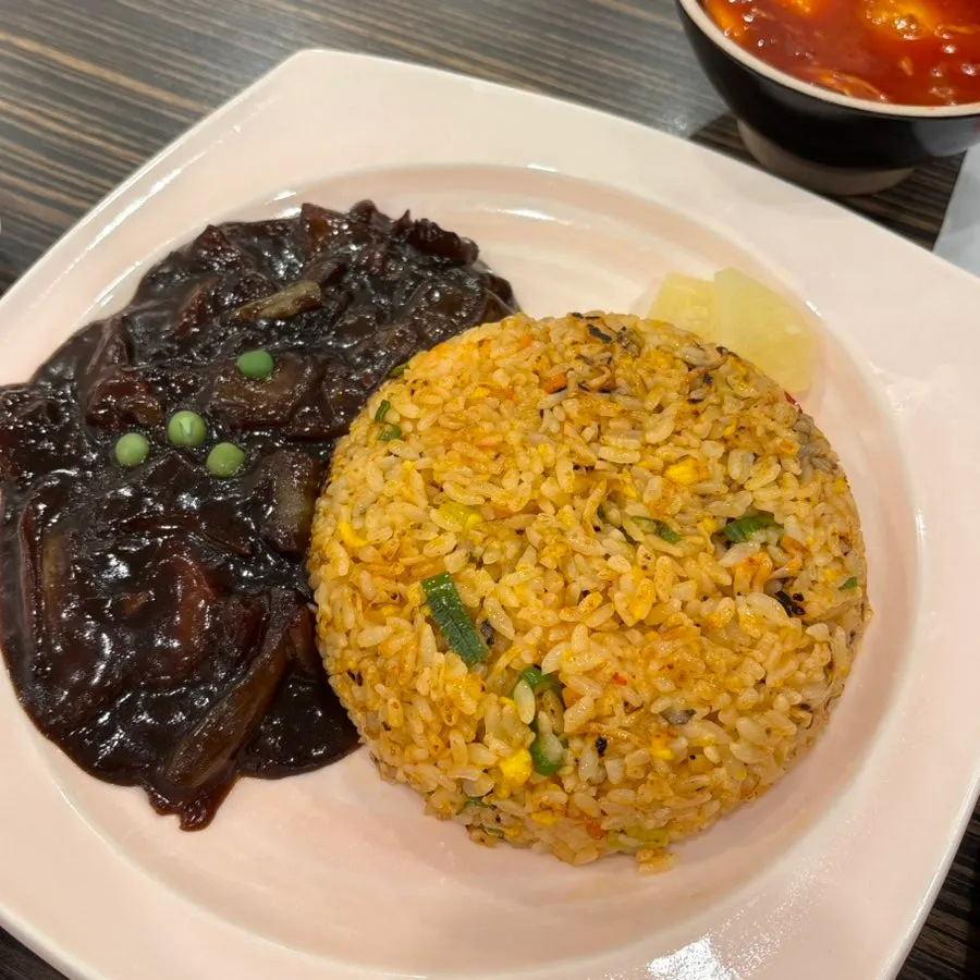 짬뽕밥과 밥그릇이 놓인 테이블
