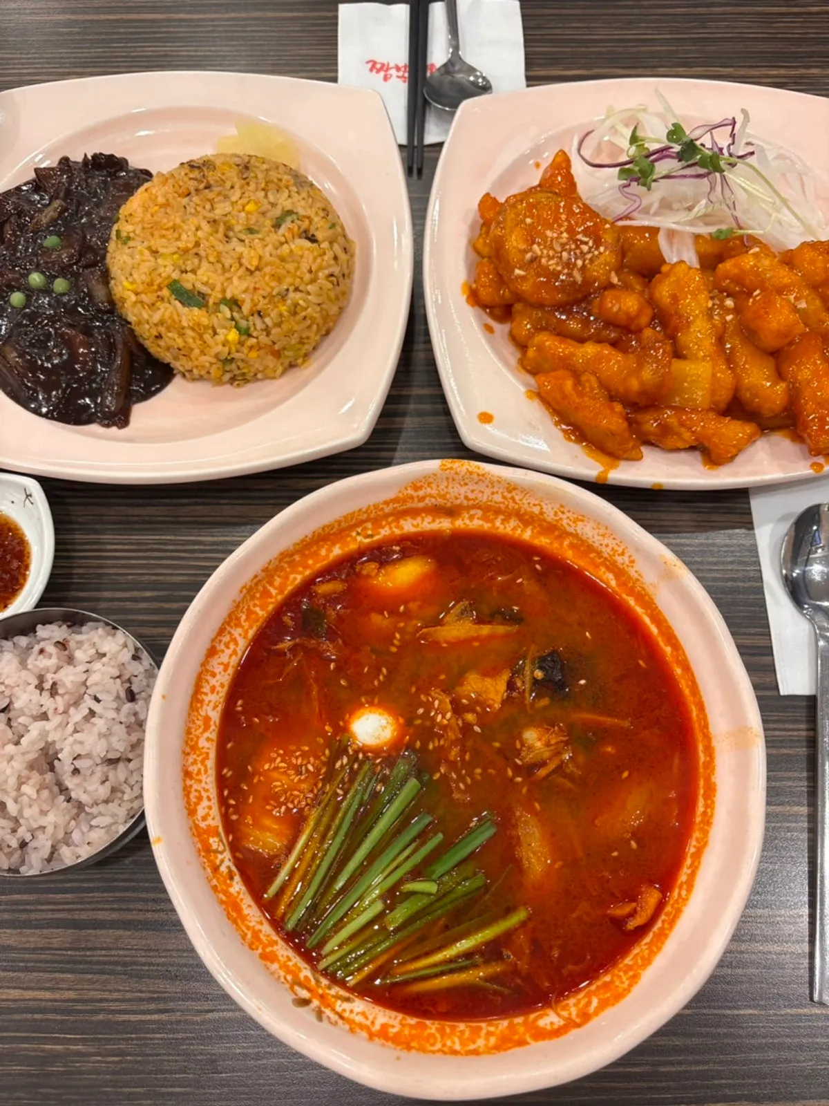 음료와 커피머신이 있는 후식 코너