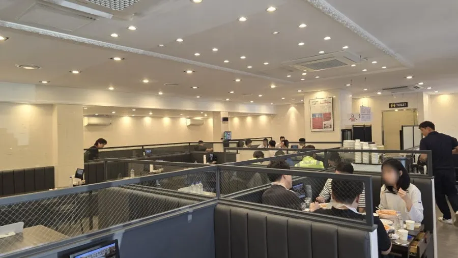 Building and spacious parking lot of Jjamppong Jijeon Seooreung Branch