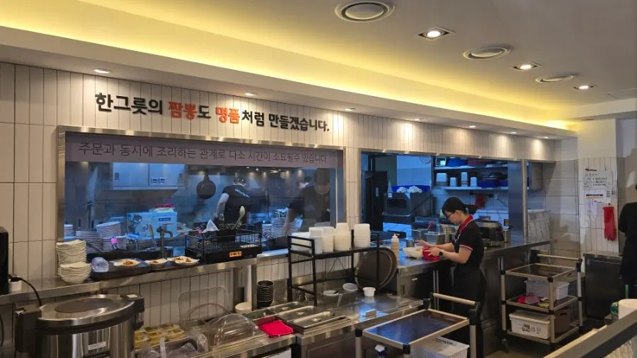 Spacious dining hall with well-spaced tables at Jjamppong Jijeon Seooreung Branch