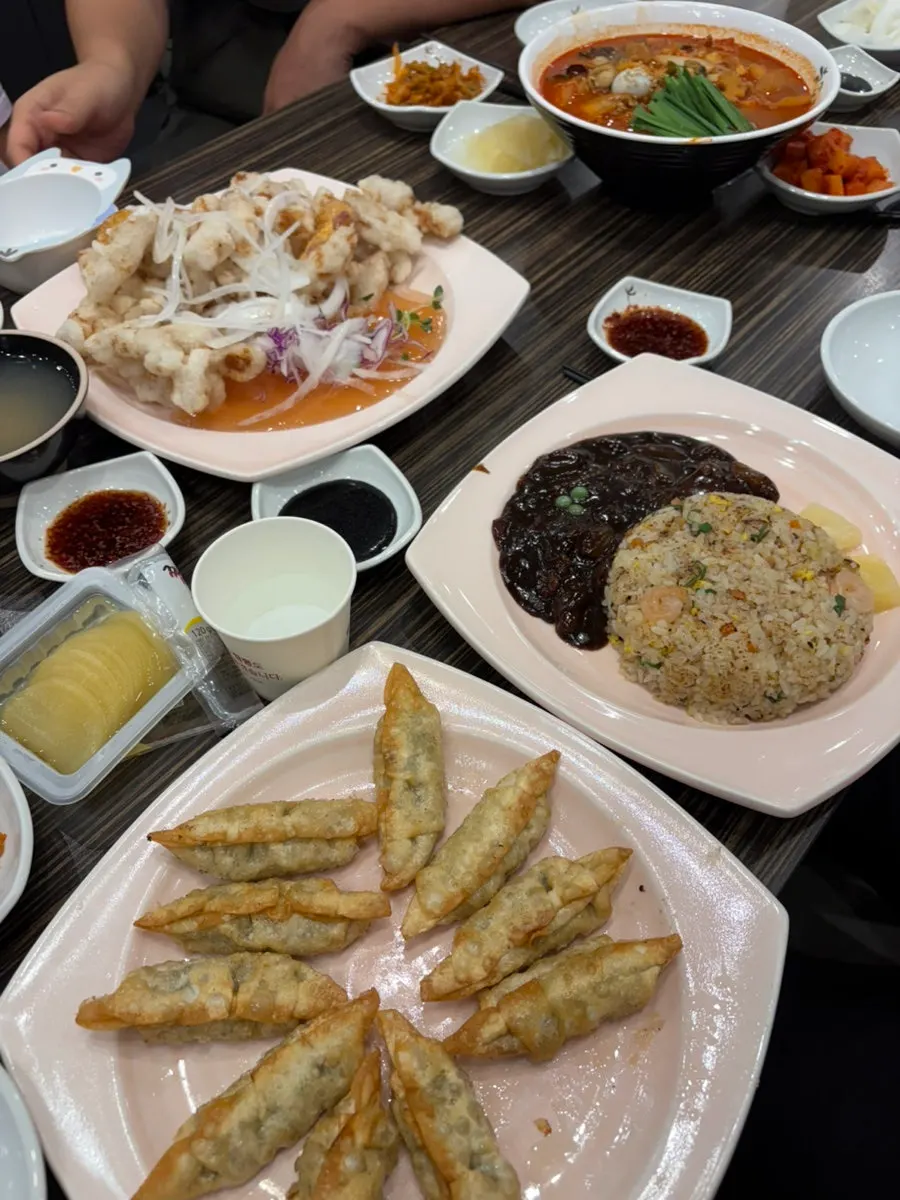 새우볶음밥과 짜장면 메뉴