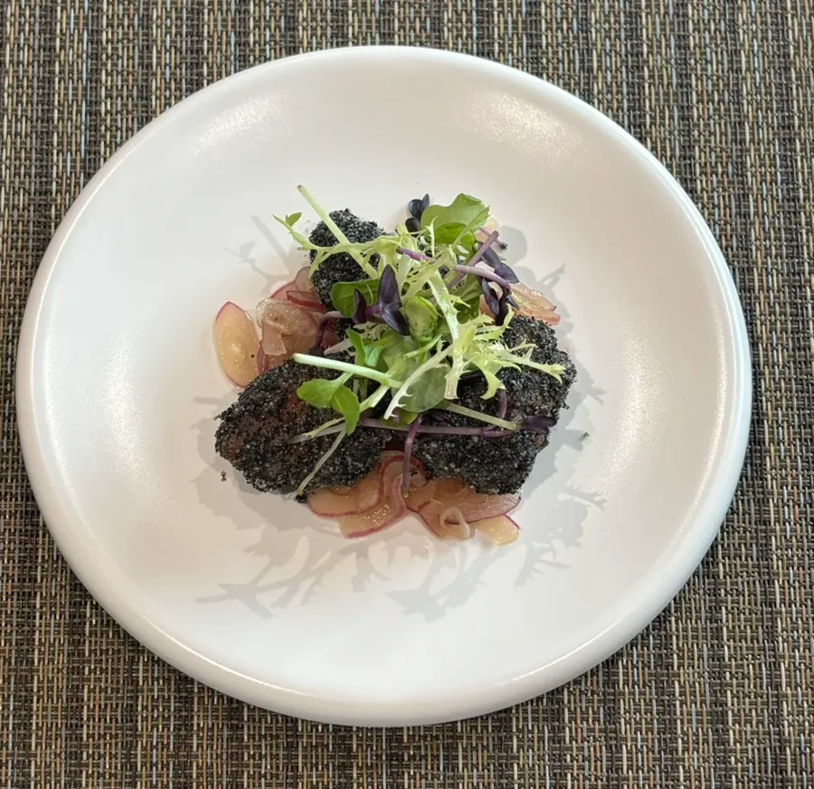 코스 중간에 나온 요리 접시
