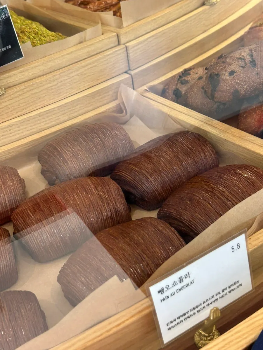 창가 자리에서 본 레망도레 실내