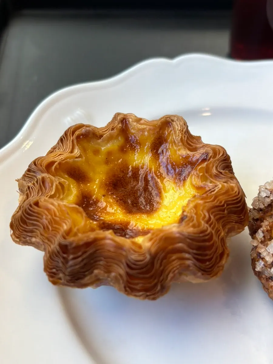 Note describing the coffee's characteristics next to the coffee of the day