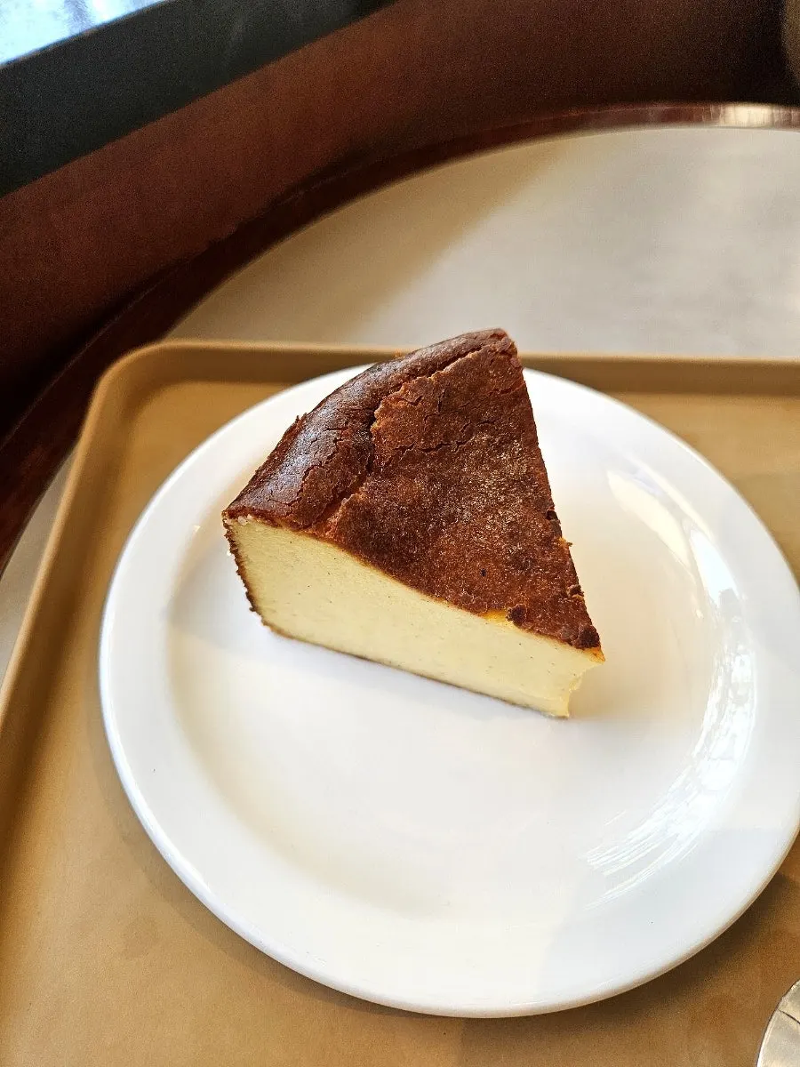 바닐라빈이 보이는 바스크 치즈케이크 단면