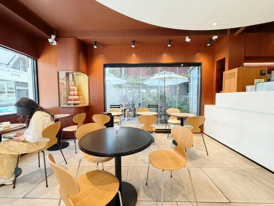 View of the seating hall with customers at Remangdore