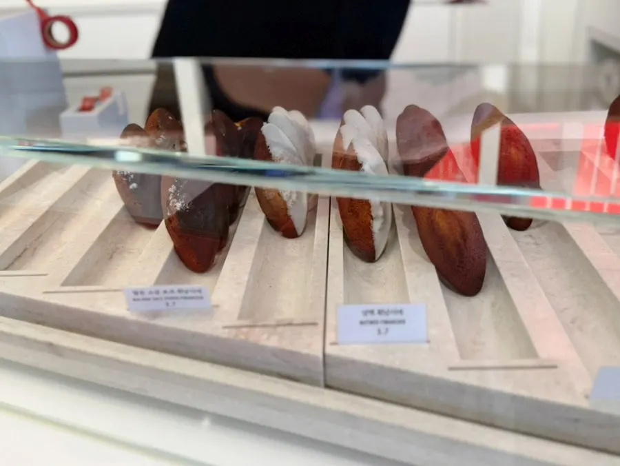 Display of Remangdore's madeleines and financiers