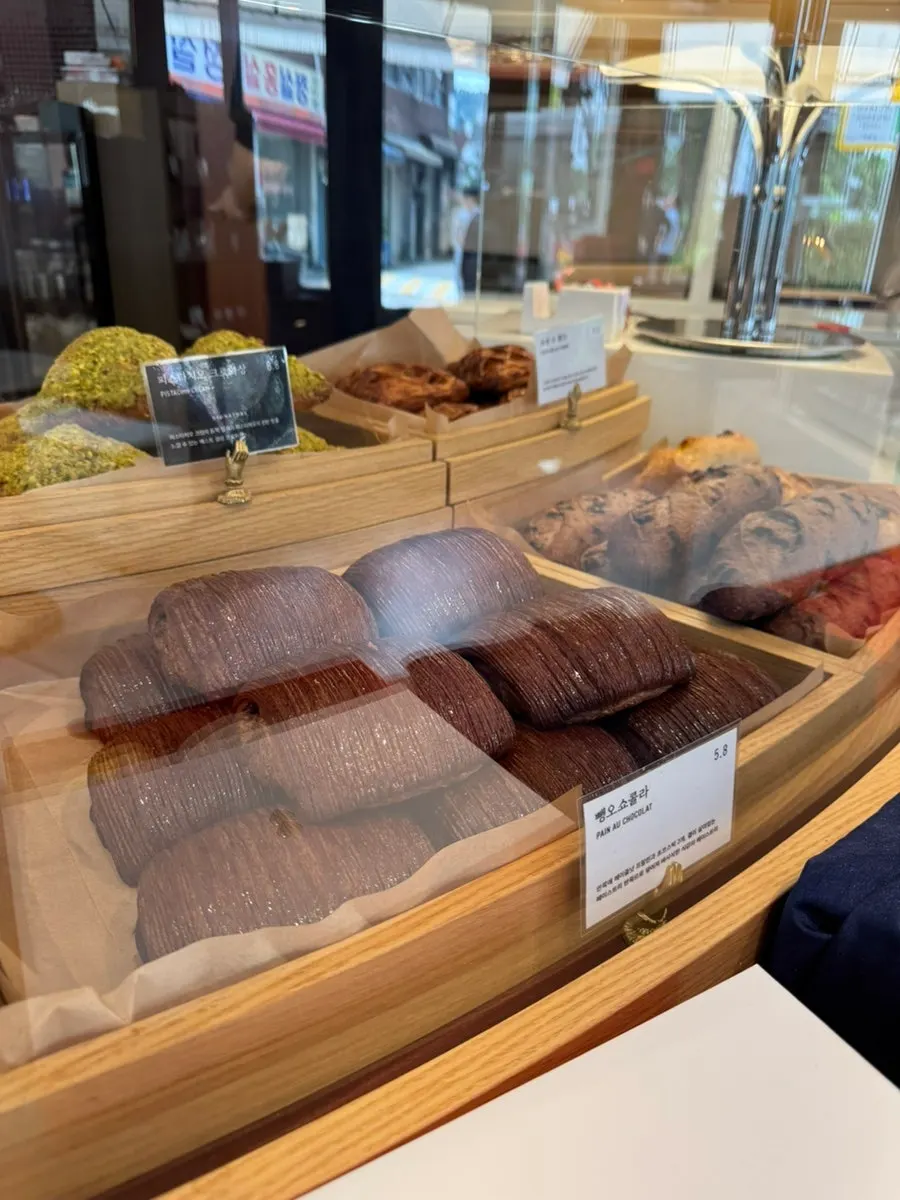 Madeleines and financiers displayed at Remangdore Seorae Village Branch