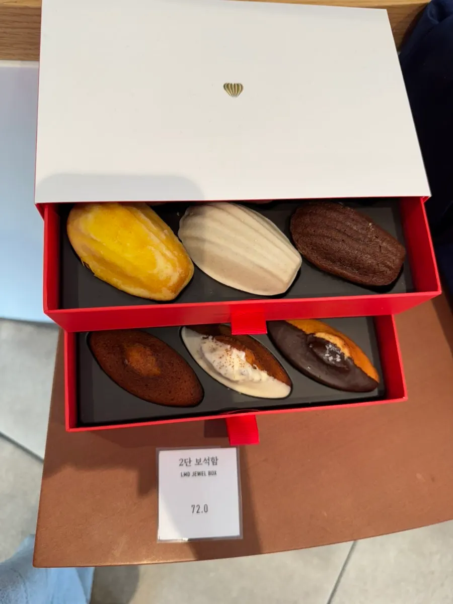 Close-up of desserts in the showcase at Remangdore Seorae Village Branch