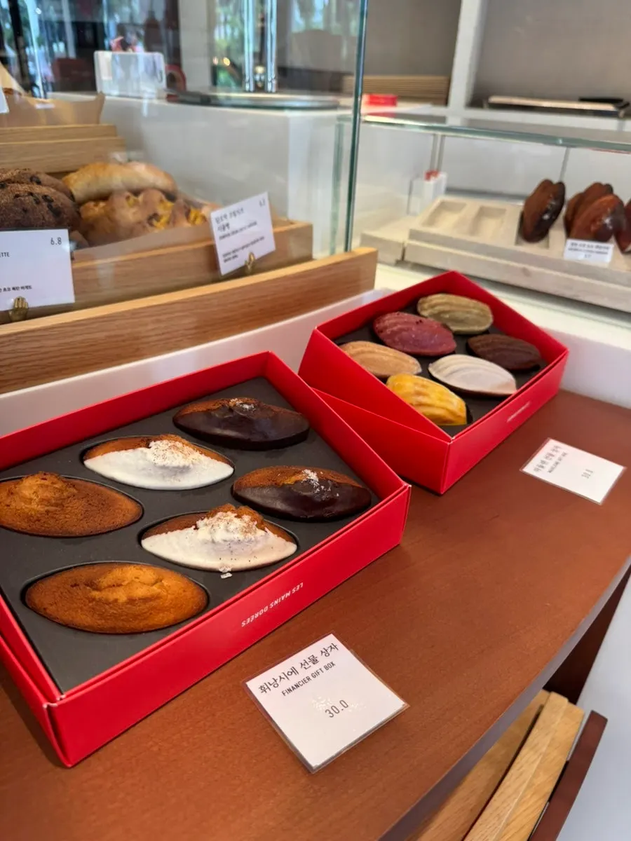 Display shelf of bread baked in-store at Remangdore Seorae Village Branch