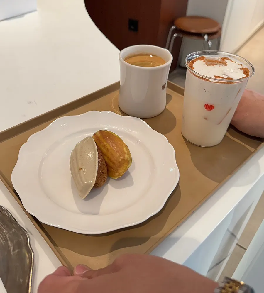 Drinks and madeleines set on the table at Remangdore Seorae Village Branch
