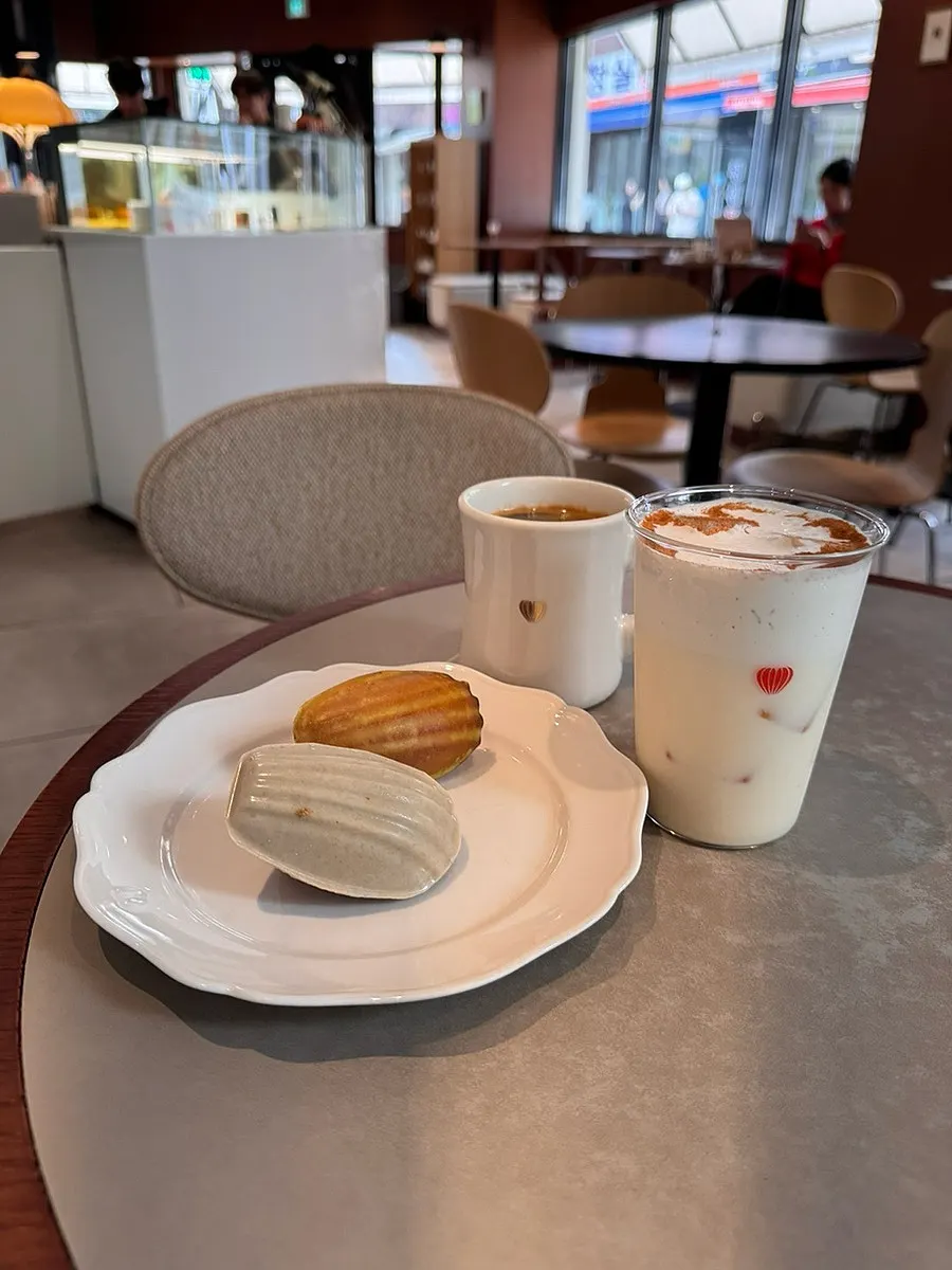 Drinks and desserts set out at Remangdore Seorae Village Branch