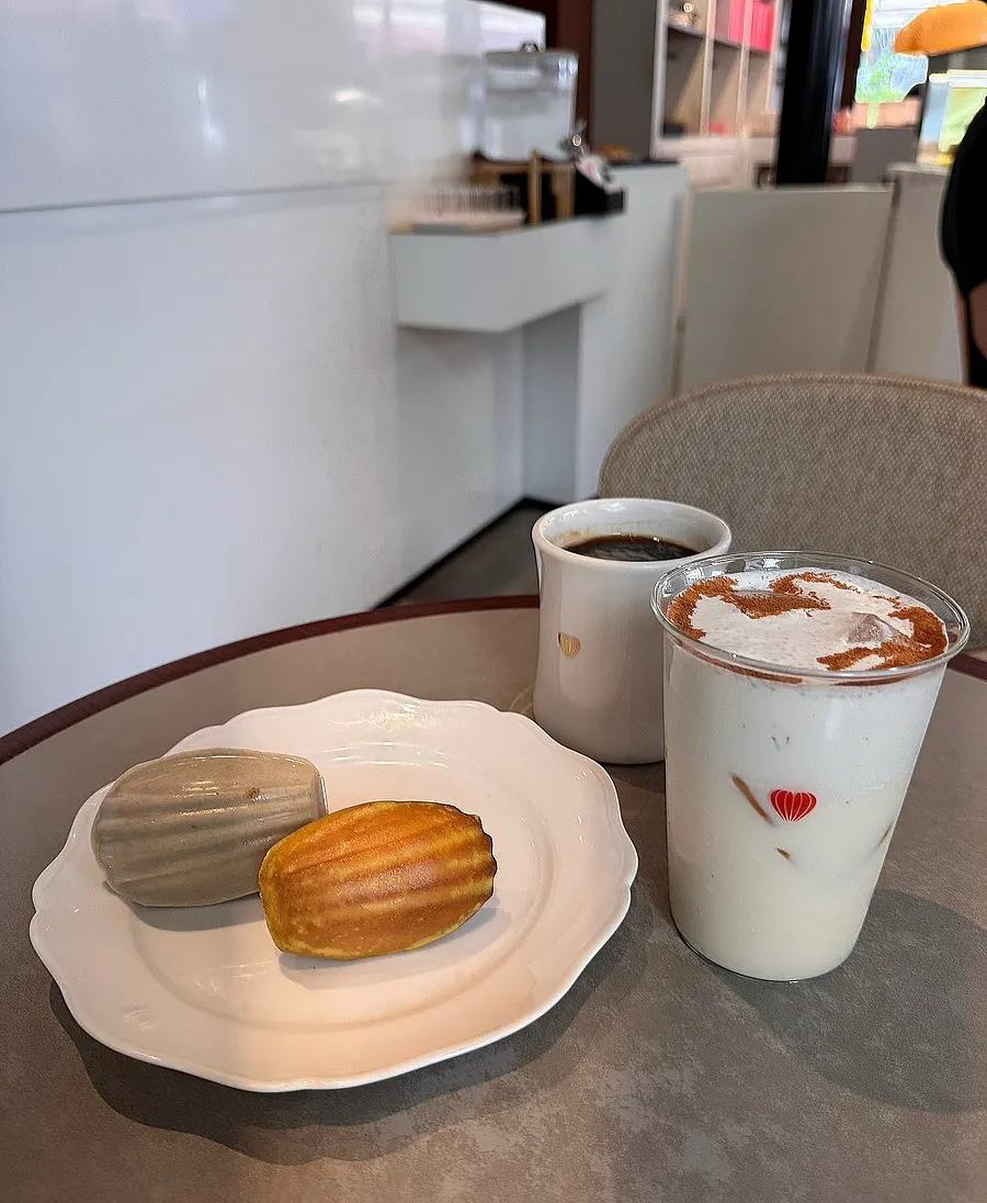 Desserts on the table in the calm atmosphere of Remangdore Seorae Village Branch