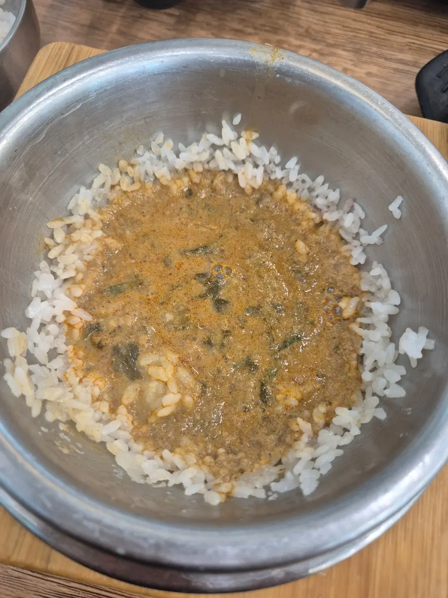 Thick, savory chueotang broth full of siraegi