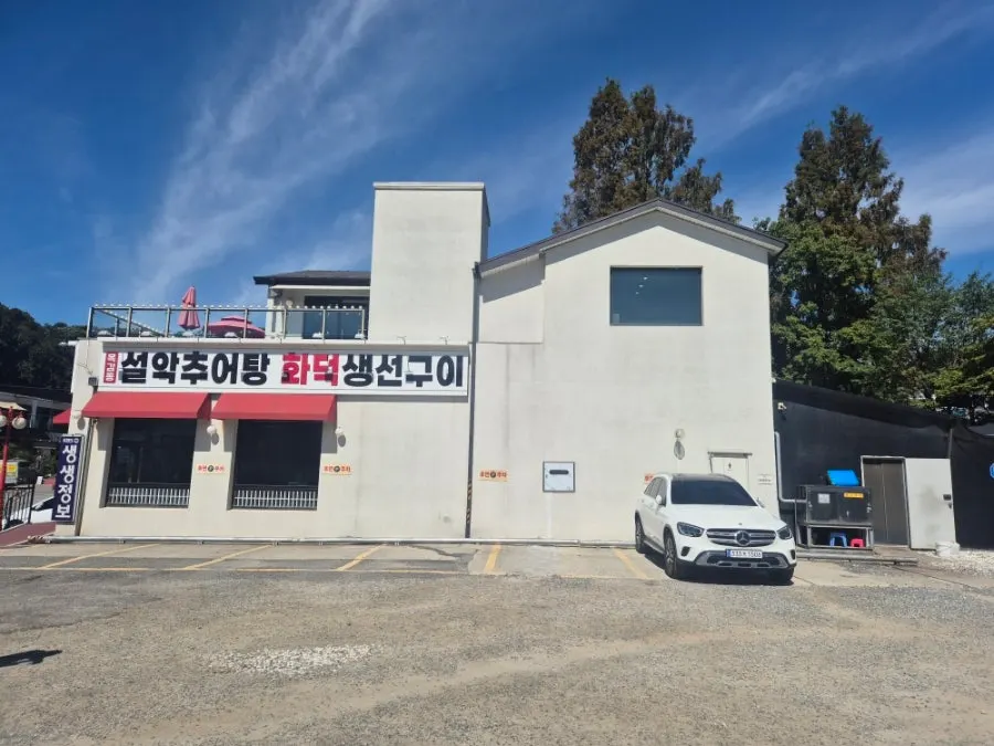 Wide parking space in front of the restaurant