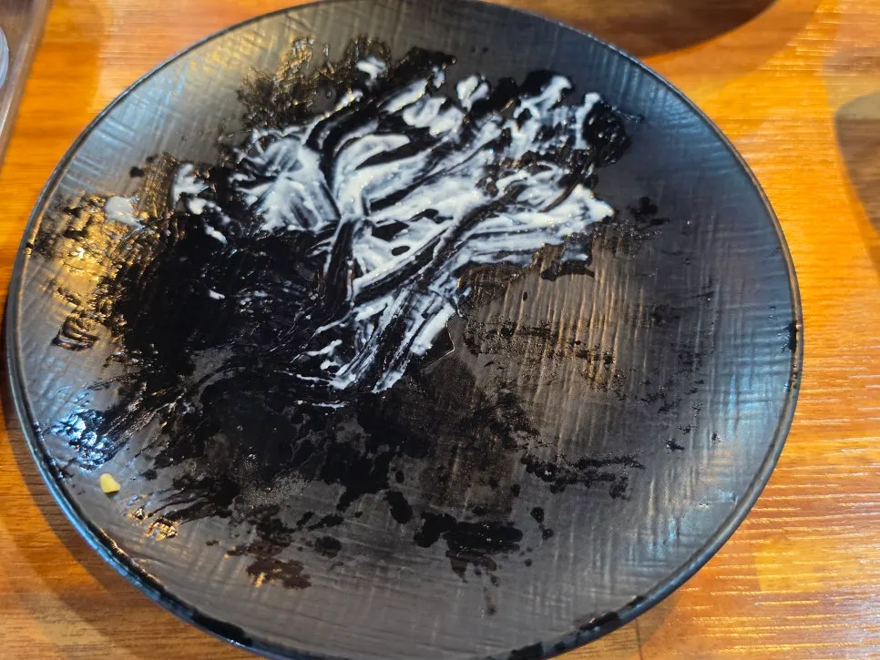 擺著自助吧料理與海苔的桌面