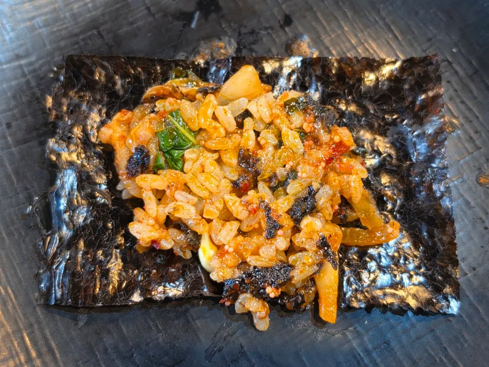 用海苔包起的飛魚卵炒飯