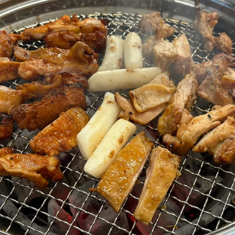 Dakgalbi grilling over charcoal at the Yeoju IC branch