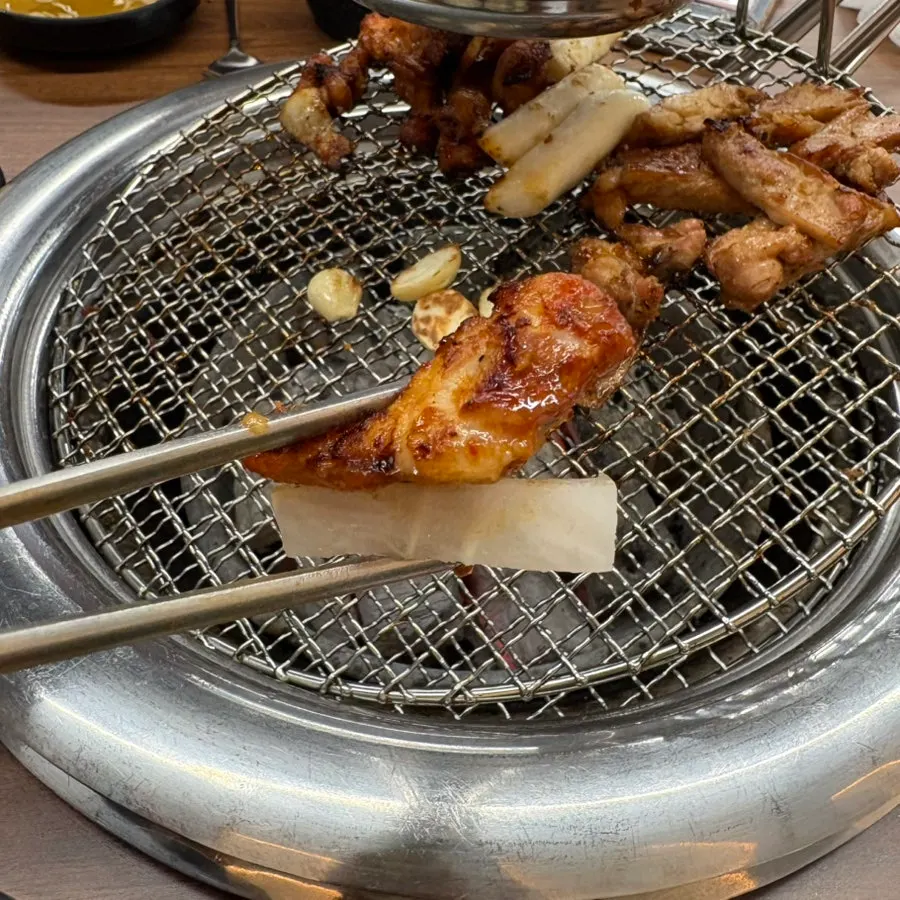 Dakgalbi eaten with dongchimi radish