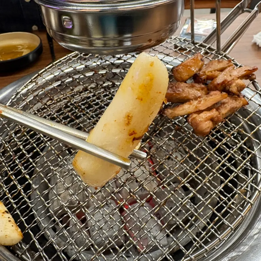Crispy rice cake grilled over charcoal