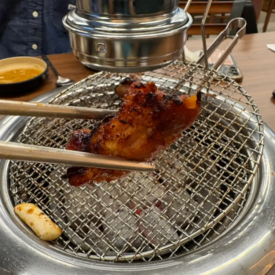 The grill emptied down to the last piece of dakgalbi
