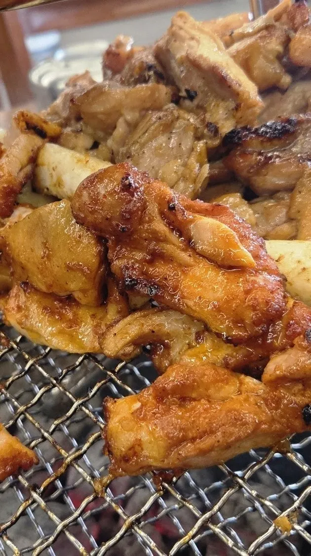 驪州IC店で店員が焼いてくれる炭火タッカルビ
