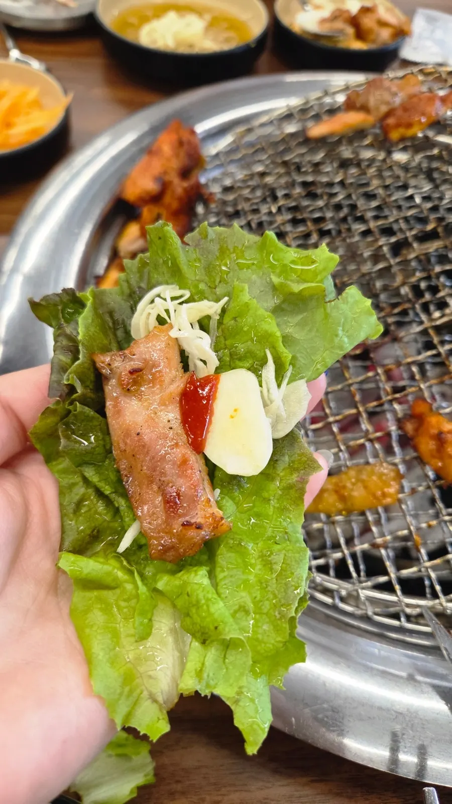 店員が直接焼く驪州IC店のタッカルビの様子