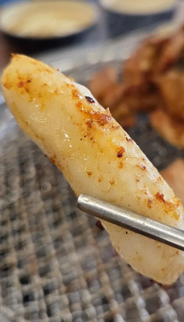 驪州IC店の炭火で焼き上がるタッカルビ