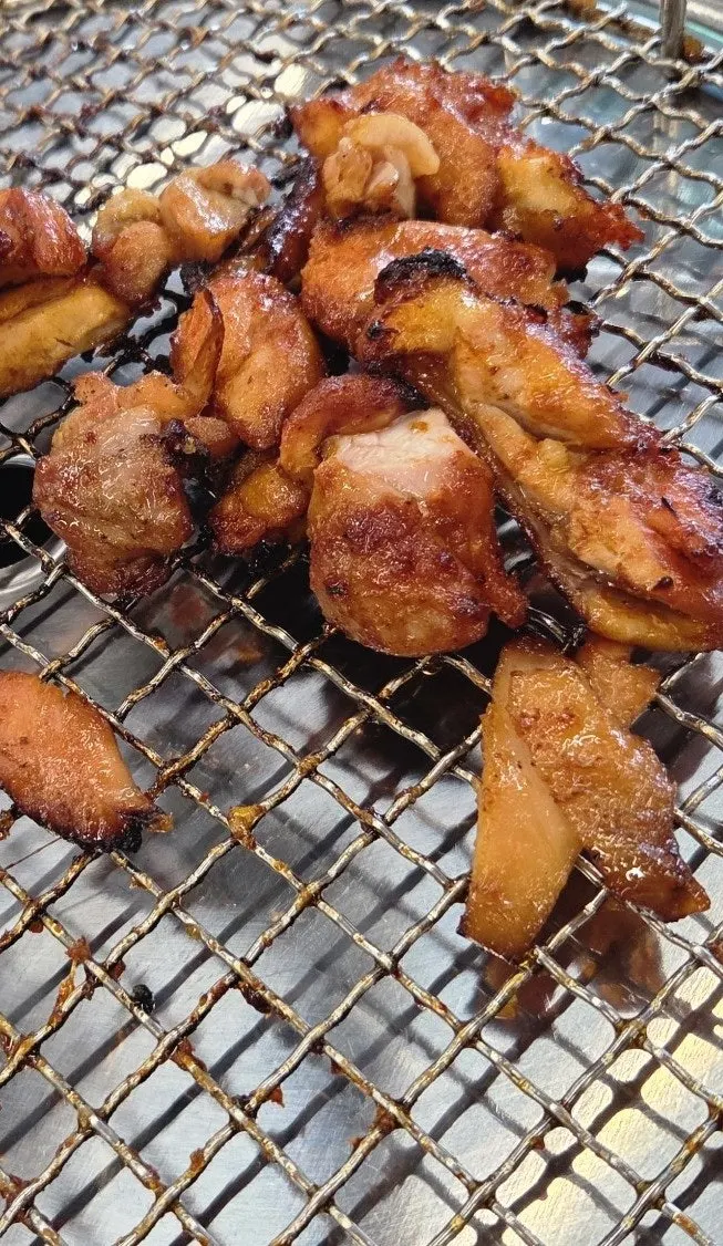 驪州IC店でタッカルビとお餅を焼く様子
