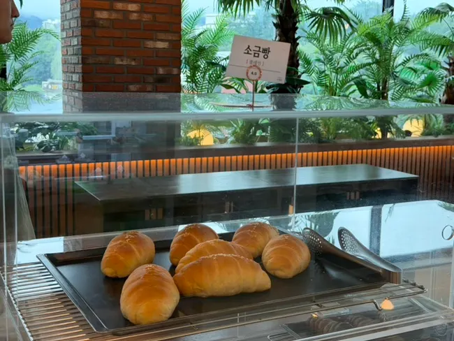 Full view of Cafe Neorae's bread display
