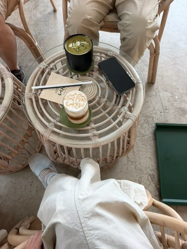 Cafe Neorae drinks by the window seat